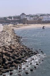 Image du Maroc Professionnelle de  Vue aérienne du port de pêche d'Asilah, ville du nord du Maroc sur l'océan Atlantique à 40 km au sud de Tanger, Vendredi 9 Août 2002.(Photo / Abdeljalil Bounhar)




